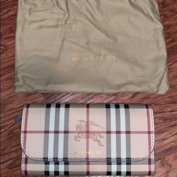 Burberry Handbags - Burberry snap wallet